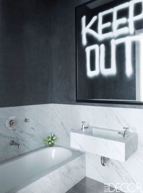 banheiro-branco-e-preto-com-espelho-escrito-Keep-Out-Simon Upton