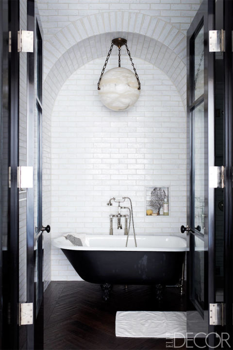 banheiro-branco-e-preto-com-nicho-lustre-circular-e-banheira-em-dois-tons-Mikkel Vang