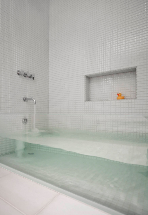 banheiro-com-banheira-transparente-Stern McCafferty Foto Eric Roth