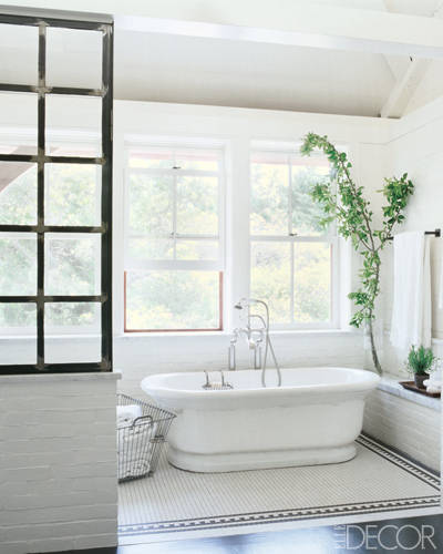 banheiro-da-casa-na-praia-de-meg-ryan-branco-com-detalhes-pretos