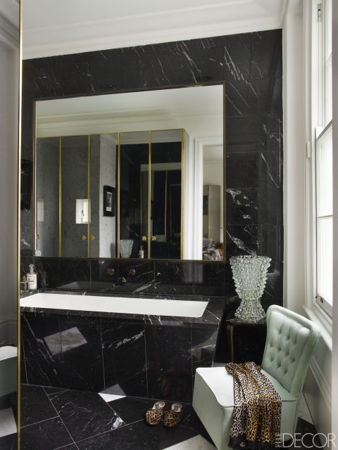banheiro-de-marmore-preto-banheira-branca-vaso-frances-Simon Upton