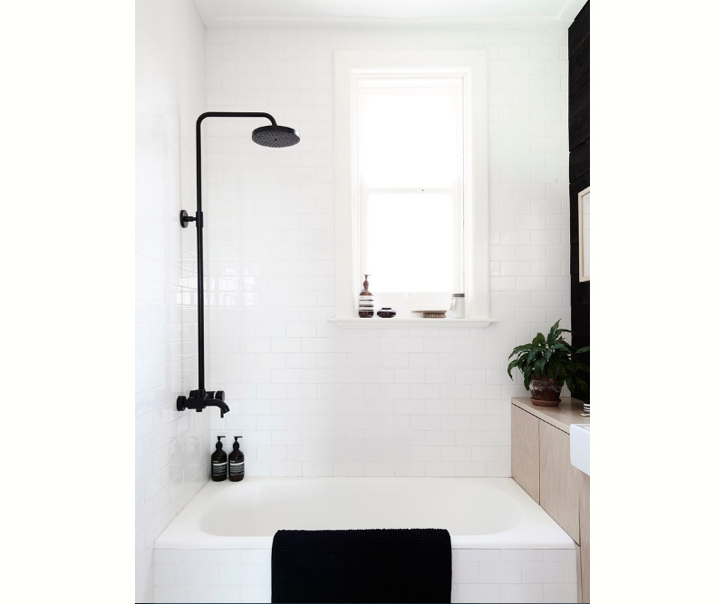 banheiro-minimalista-escandinavo-preto-e-branco