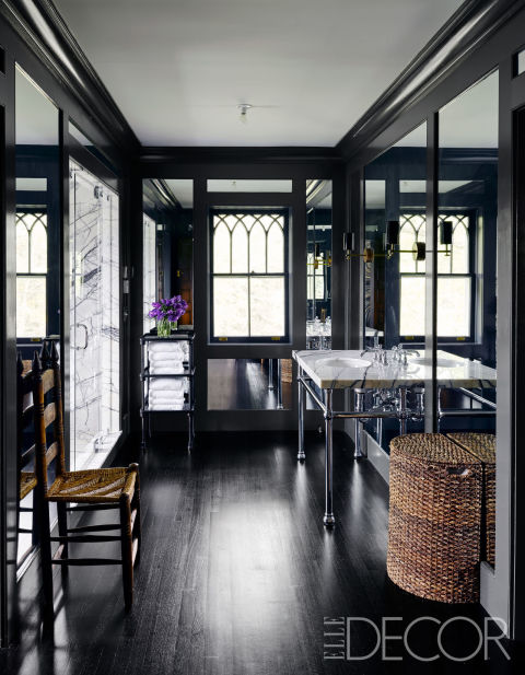 banheiro-preto-com-alguns-detalhes-em-branco-Douglas Friedman