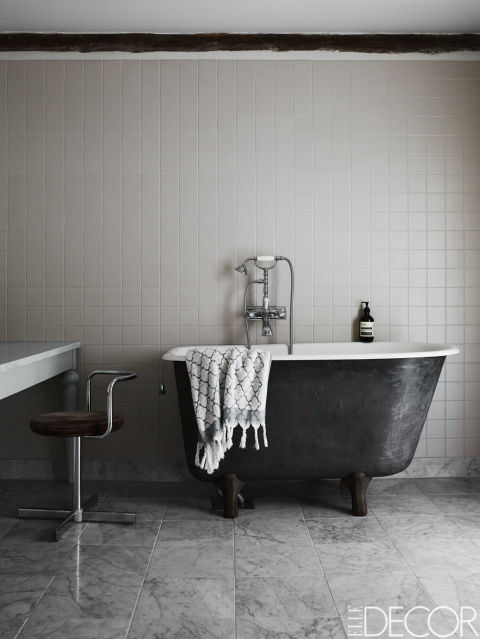 banheiro-preto-e-branco-campestre-elegante-e-classico-Kristoffer Johnsson