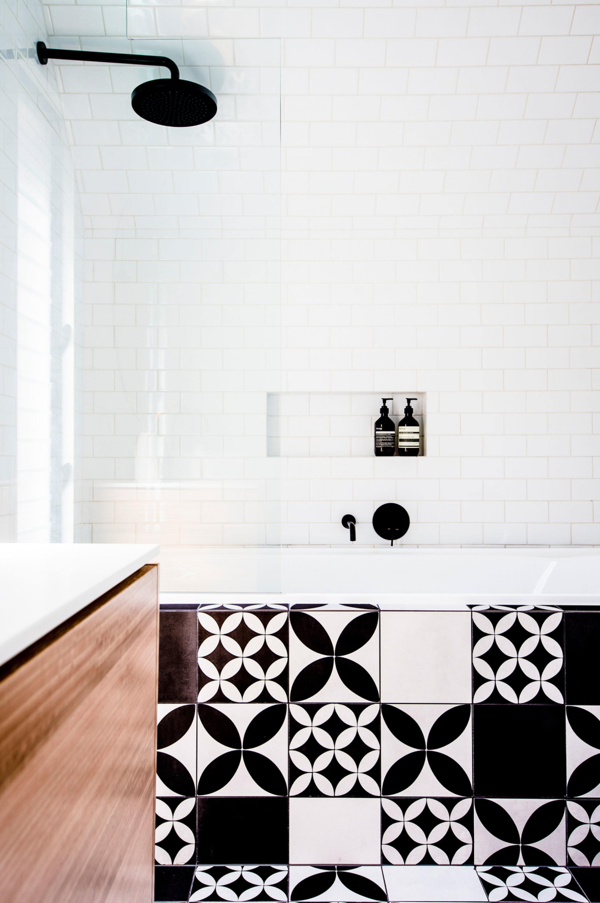 banheiro-preto-e-branco-com-azulejo-na-banheira-Sven Kovac