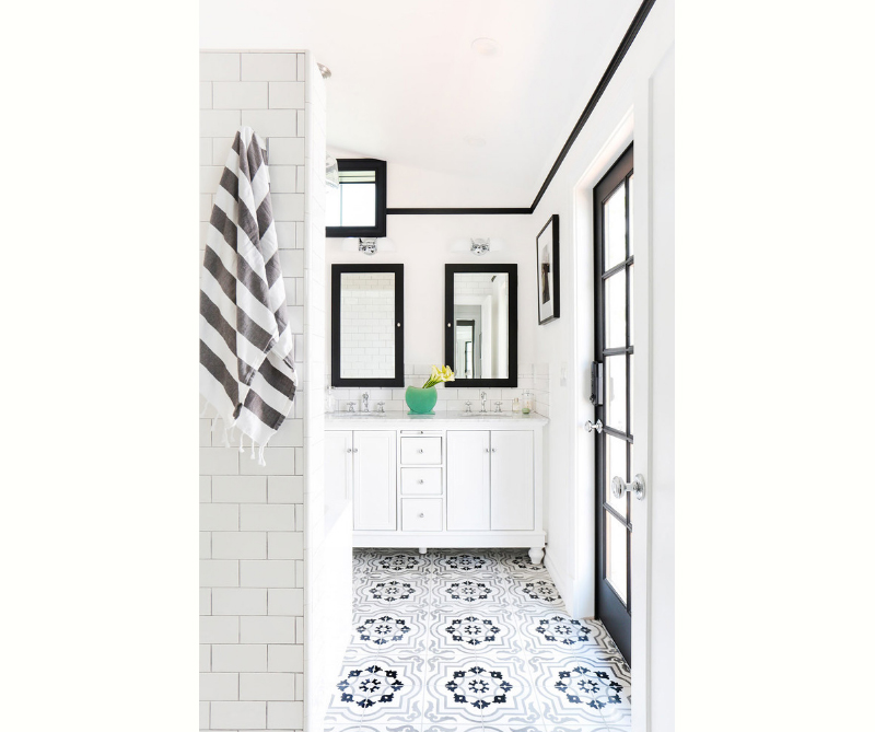 banheiro-preto-e-branco-com-azulejos-desenhados-elegancia-simplista