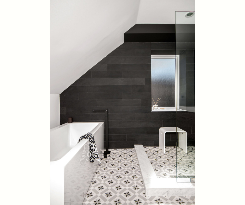 banheiro-preto-e-branco-com-piso-desenhado-e-parede-de-placas-pretas
