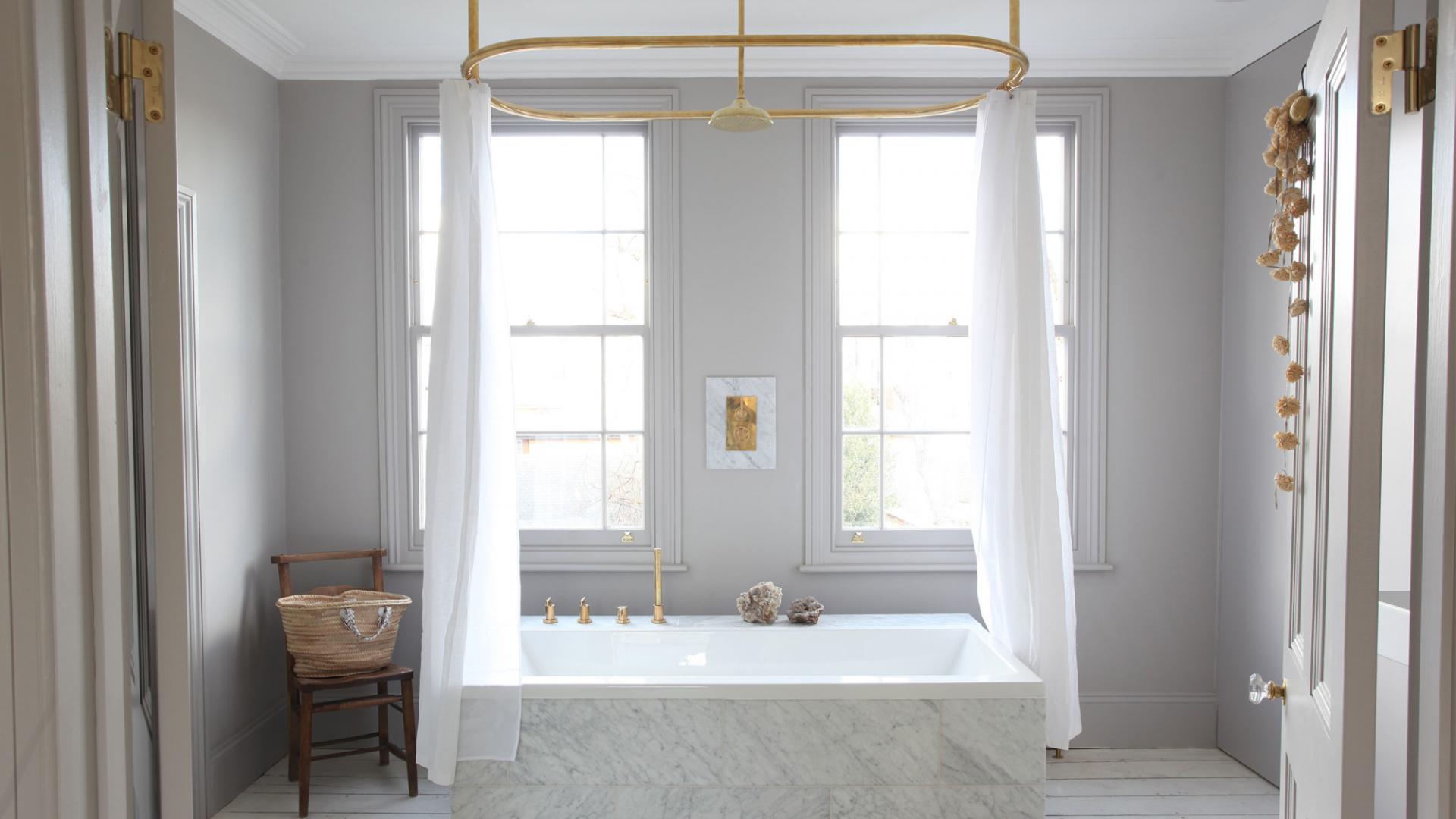 banheiro-sereno-e-bem-iluminado-com-banheira-house of grey