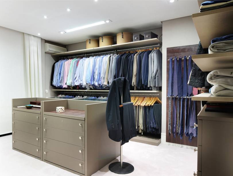 No amplo espaço de 17 m², o closet ganhou pintura, espelhos e revestimento em couro. “Queríamos um ambiente sóbrio e elegante”, explicam os profissionais do escritório Breno Santiago Arquitetura e Interiores. O móvel foi feito para atender a um homem de meia idade morador de Alphaville.