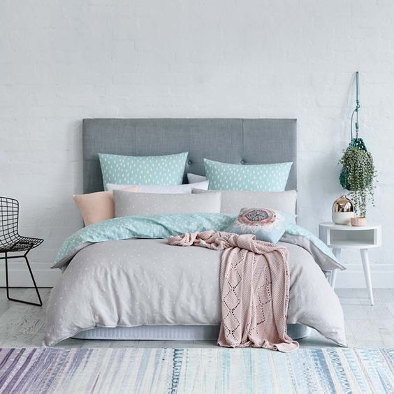 quarto-cama-bem-arrumada-com-almofadas