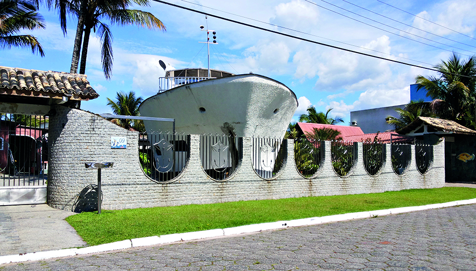 Casa em formato de barco chama a atenção em cidade do lit...