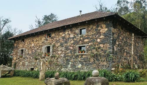 O escultor gaúcho Bez Batti vive nesta casa feita de pedaços de rocha basáltica, construída há mais de 120 anos por imigrantes italianos.