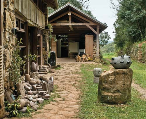 Na Serra Gaúcha, o escultor Bez Batti vive cercado de pedras. Algumas em estado bruto, catadas na margem do rio das Antas, e outras já esculpidas por suas mãos firmes e ao mesmo tempo delicadas.