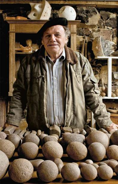 Descoberto internacionalmente não há muito tempo, o escultor gaúcho Bez Batti agora é tema de luxuosos álbuns de arte e exposições individuais de prestígio – mas se crê numa época medíocre, em fim de ciclo da humanidade. “Hoje só tenho admiração e respeito pelos mortos: escultores como Victor Brecheret, Vasco Prado, Brancuzzi”, diz. Mesmo assim, em sua vida ainda há muito espaço para o encantamento: quase todas as manhãs, ele vai para a beira do rio das Antas procurar seixos para sua infinita coleção, que se espalha pelo jardim da casa.