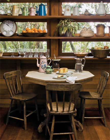 Na casa de pedra em que vive o escultor gaúcho Bez Batti, delicados utensílios antigos de cozinha dão graça à mesa e às prateleiras.