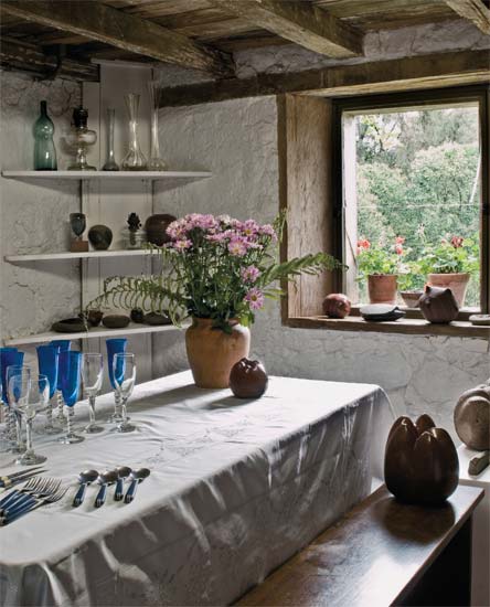 Na casa, evidencia-se o cuidado de Maria Schirley, companheira de toda uma vida do escultor gaúcho Bez Batti. Compoteiras, porcelanas e vidros foram garimpados em visitas a antiquários, um dos passatempos preferidos do casal.