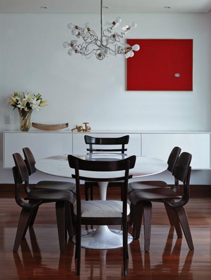 A mesa Tulipa, de Eero Saarinen, mistura cadeiras da Artesian e da Vermeil (n...