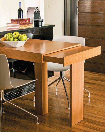 BOA IDEIA: no dia a dia, a mesa, com superfície de 1 m x 80 cm, comporta dois lugares. Mas basta puxar o tampo extensível, como se fosse uma gaveta, e desdobrar o pé extra para criar mais dois espaços para convidados.