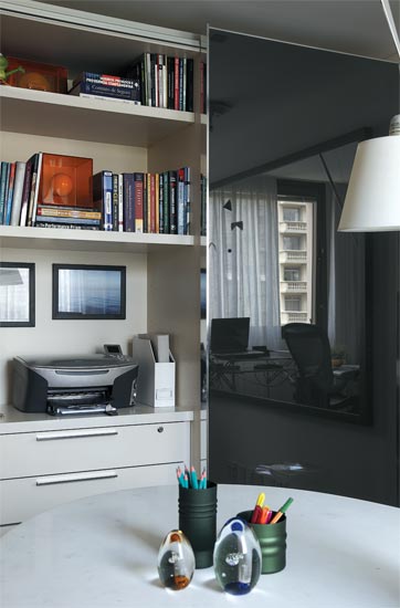 O arm&aacute;rio da Misuraemme tem apenas uma porta de correr de vidro, que deixa e...