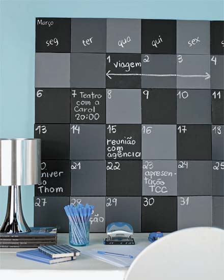 Agenda com telas de pintura. Abajur da Futura, agendas da Portfólio e caneta...