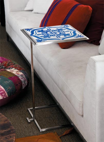 Mesa com toque indiano compõe a sala