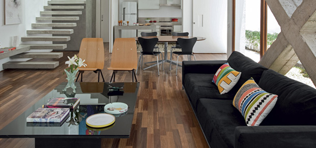 Casa com integração total e grandes fachadas de vidro