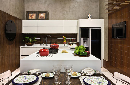 CASACOR Mato Grosso - O arquiteto Luiz Carlos Maranhão Antunes, que assina a Cozinha da Casa 1, compôs um projeto destinado aos maridos gourmets. Linhas retas e visual contemporâneo, com predomínio do branco e da madeira, marcam o ambiente. Destaque para o uso de materiais diferenciados, como a linha Linha, da Ornare.