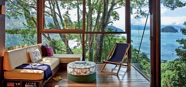 Casa de madeira, na encosta da Mata Atlântica, com vista para o mar