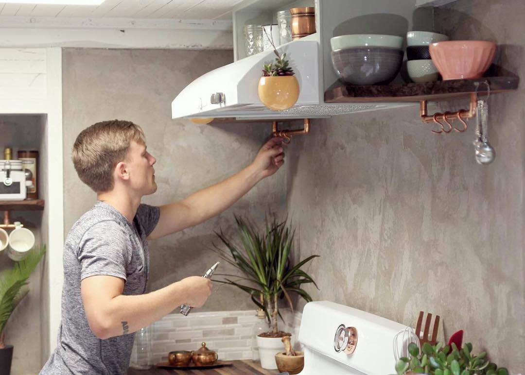 casa-pequena-com-ganchos-para-os-acessorios-da-cozinha-handcraftedmovement