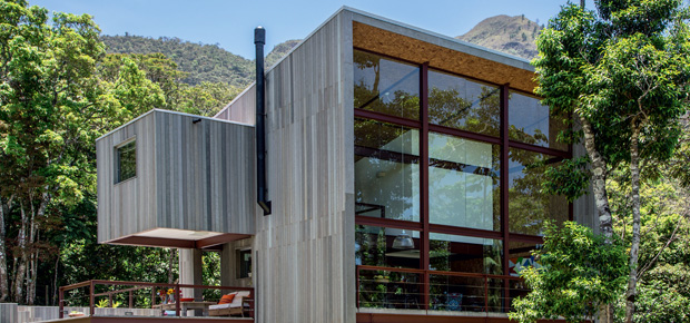 Casa sustentável: com painéis de OSB e fachada de madeira plástica