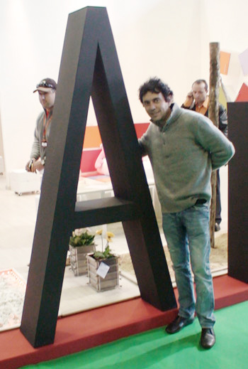 Jo&atilde;o Armentano pousa para foto no primeiro dia do Casa Brasil, em Bento Gon�...