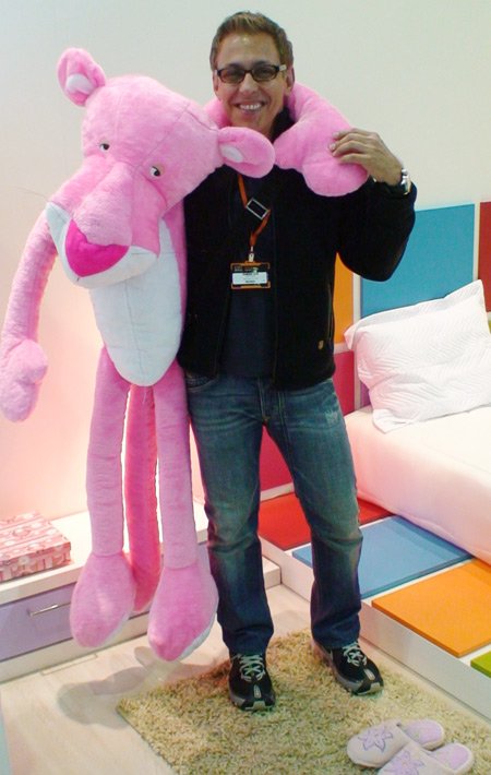 Francisco C&aacute;lio abra&ccedil;a a Pantera Cor-de-rosa num momento descontra&iacute;do, no ...