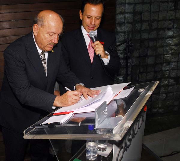 Luiz Henrique da Silveira, governador do Estado de Santa Catarina, e João Do...
