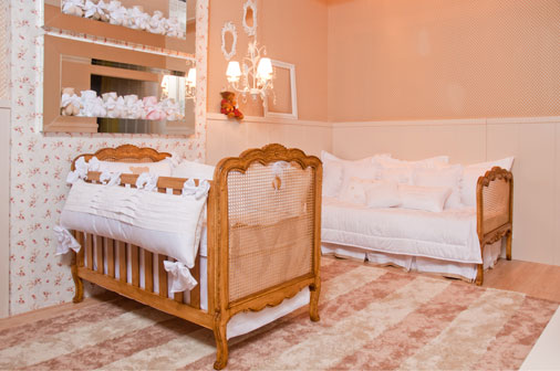 Tons beges e detalhes rosas marcam a decoração do Quarto do Bebê, com a mistura de texturas foscas e brilhantes. O destaque deste ambiente são os recursos tecnológicos, que trazem uma automação para a proteção do bebê, com uma câmera que filma e repassa seus movimentos para a mãe. Este espaço foi projetado pela arquiteta Daniela Schmitt.