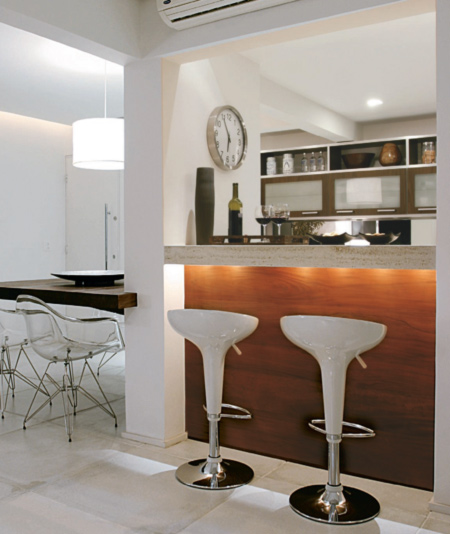 A madeira de demoli&ccedil;&atilde;o, usada na mesa de jantar (Coliseum) e no bar, quebra...