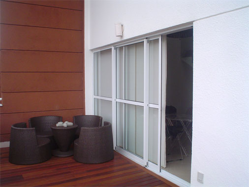 O apartamento é um duplex de 96 m², em São Paulo, com uma escada revestida com madeira cumaru, com corrimão em vidro temperado 10 mm com adesivo. Na varanda superior de 7,50m², o deck do Ofurô foi executado em Ipê e a mesma madeira foi usada na varanda térrea de 16 m². A execução ficou a cargo da Indusparquet e o projeto é da arquiteta Nadia Kobasew Sachetto e do designer Silvan Lima.