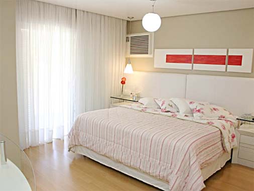 A proposta de Patrícia Moraes, de São Leopoldo (RS), foi a de um quarto com poucos elementos, em que as cores das telas e da roupa de cama se sobressaíssem. Os tons claros foram pedidos pelos donos da casa, um casal de executivos.