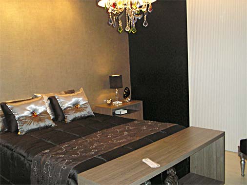 Preto e prateado imperam no quarto criado por Patricia Klering, de Cascavel (PR), que a decoradora desenhou um ambiente sério, com cores escuras, mas brincou um pouco ao usar pedrinhas coloridas no lustre e nas almofadas.