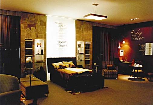 Pensado para um casal de idosos, o quarto tem a música como temática. A decoradora Michele Botelho optou pelas cores sóbrias e cobriu uma das paredes com painel de partituras musicais envernizadas. Atrás da cama, vidro com poesia plotada.