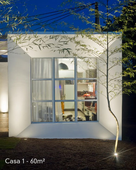 A Box House de 60 m² projetada pelo arquiteto Luiz Henrique Pinto Dias para a Casa Cor Paraná é formada por três módulos: cozinha e estar, home office e dormitório, e sala de banho. A estrutura simples, geométrica, é feita em alvenaria estrutural.