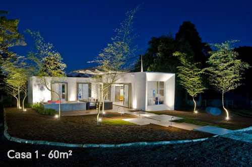 O projeto tem 60 m² de área interna e mais 40 m² de área externa, que compõe o estar social. Por ser modular, permite expansão horizontal ou vertical – com a anexação de novos blocos ao redor ou em um novo pavimento. Assim, o espaço pensado incialmente para um jovem casal, pode ser ampliado para receber futuros filhos.