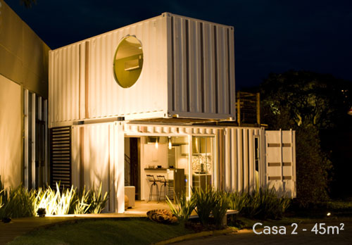 O Conteiner Loft, desenvolvido pelos arquitetos Lair Schweig e Livia Ferraro é construído a partir do reaproveitamento de conteiners marítimos fora de uso. O projeto de 45 m² foi desenvolvido para a mostra Casa Cor Santa Catarina. A estrutura em caixas favorece a mobilidade: caso o morador precise se mudar, é só levar a casa junto. “O conteiner serve para quem tem vida dinâmica. São pessoas que podem mudar de cidade, alugar terrenos e até acoplar vários conteiners”, idealiza Lair.