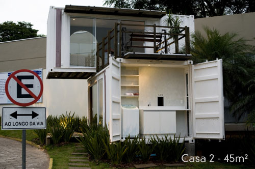 Entre as soluções para aproveitar os espaços, a lavanderia fica embutida nas portas originais do Container e tem acesso por fora. Por uma abertura no banheiro, o morador joga a roupa suja diretamente no cesto na lavanderia. Nela, pode-se secar as roupas à sombra (com um varal na parede) ou ao sol, com um varal na porta. Durante a noite, com as portas fechadas, duas janelas garantem a ventilação deste ambiente.
