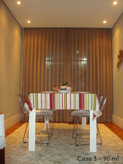 No interior, a arquiteta pensou em um projeto com ambientes versáteis. A sala de jantar pode abrigar também o home office, por exemplo. O lavabo com duas portas serve tanto para receber as visitas quanto para a empregada. No quintal, o varal é retrátil e,quando guardado, permite receber os amigos numa área descoberta.