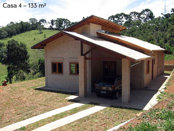 A casa em Santo Antônio do Pinhal foi pensada inicialmente para uma família paulistana com um filho, com planos de mudar-se para o município. O projeto das arquitetas Raquel Gaiolla e Renata Ferrão, de 133m², teve de ser alterado com a chegada do segundo filho do casal e abriu espaço para o terceiro quarto.