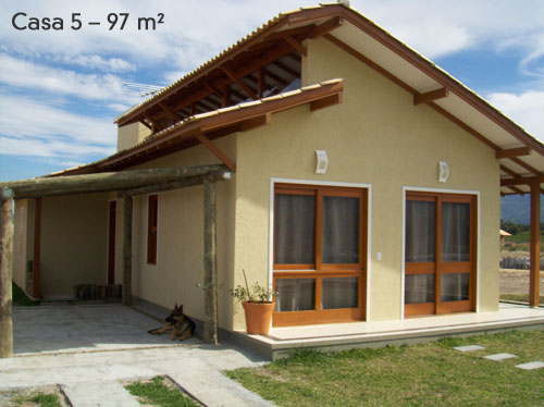 O projeto de 97m² em Garopaba – SC é da arquiteta Rosane Nolasco Leitzke – ela mora na casa com o marido. Os ambientes sociais estão voltados para a frente do terreno com entrada principal pela varanda.