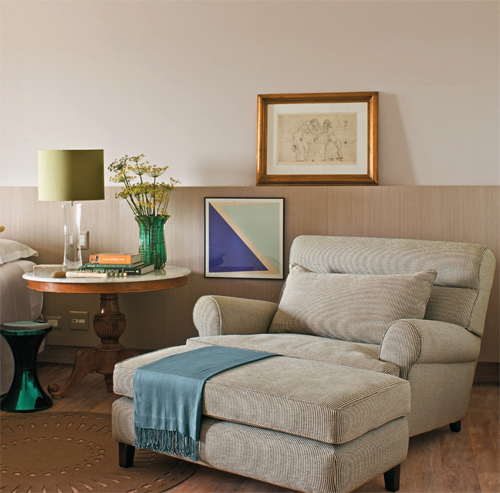 No mesmo tom da banqueta Tan-Tan, de pl&aacute;stico (Benedixt), o vaso do tipo Mur...