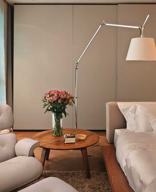 Poltrona e banqueta Charles Eames (Desmobilia) convidam ao relax.