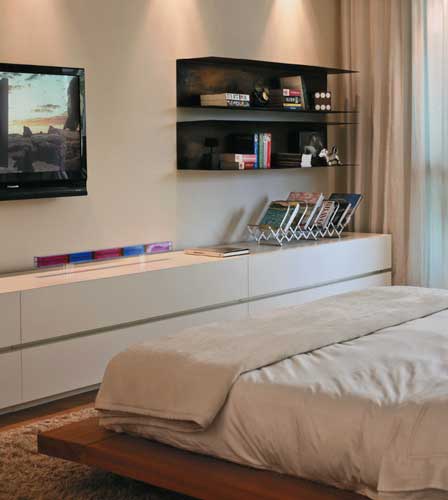 Acima do m&oacute;vel de laca branca (Schneider Marcenaria), prateleiras de a&ccedil;o co...