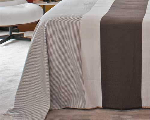 Cobrindo quase todo o piso, o tapete de seda (By Kamy) garante conforto.